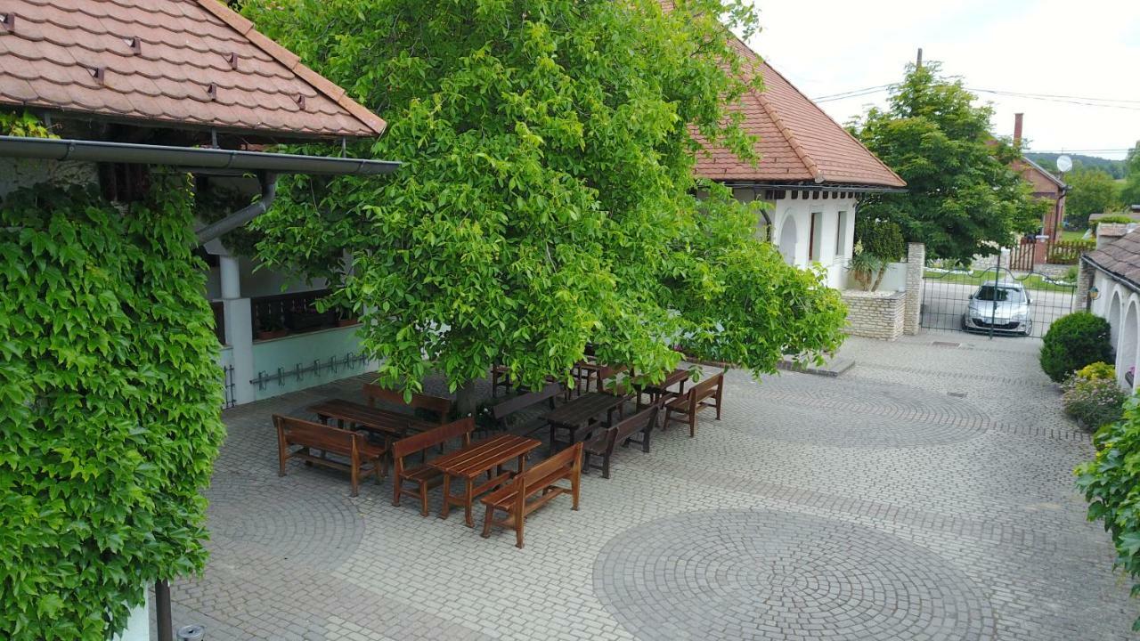 Hasik Hotel Magyarpolany Exterior photo